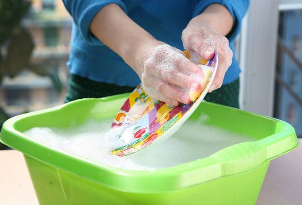 Як почистити пластиковий посуд